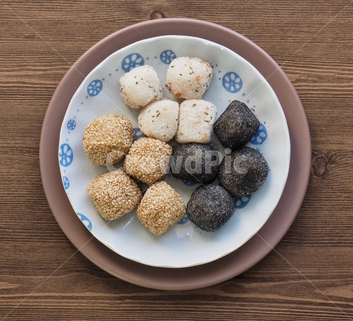 경단,찹쌀경단,깨경단,한국음식,식품,한식,한국문화,한국,배경,음식문화,웰빙,문화,아시아,아시아음식,전통,설날,추석,젓가락,음식,추석음식,설날음식,명절,명절음식,떡,간식,후식,스낵,한국떡,음식,식재료,요리,food,cook,meal,dishes,food reserves,한식,한국음식,한국요리,korean food,korean dishes,korean meal,korean cook