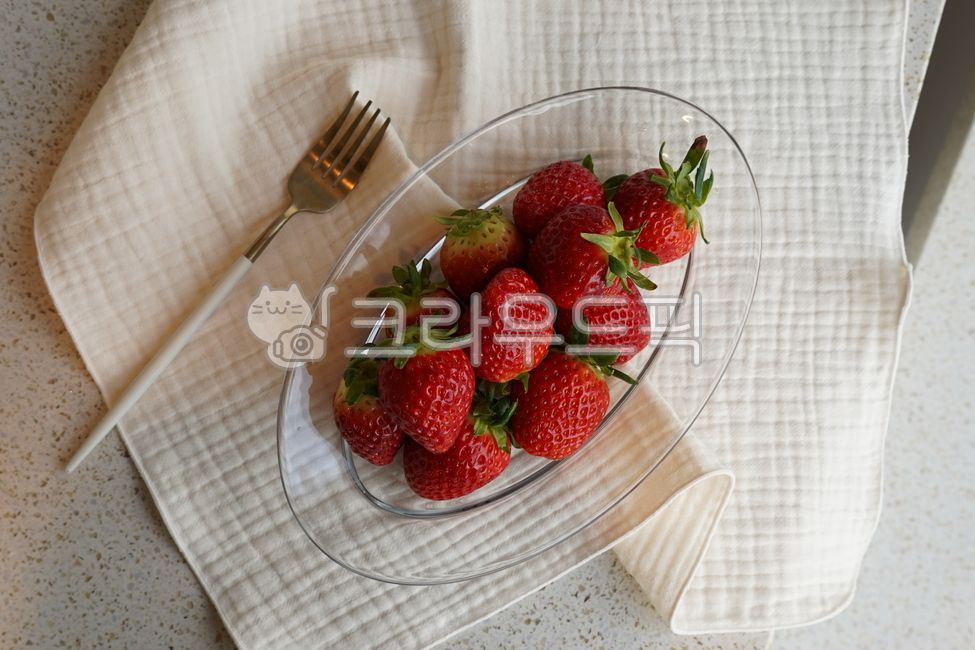 berry,winter fruit,red strawberry,fruit,strawberry,red fruit,Oval plate,food,strawberry bowl,transparent plate,transparent oval plate,fruit bowl