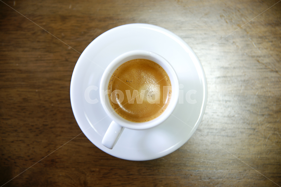 커피,테이블,차,거품,coffee,tea,table,나무,wood,찻잔,흰색,갈색,에스프레소,espresso,커피,카페,coffee,cafe