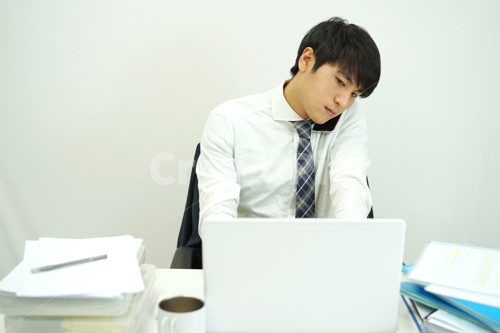 비즈니스,사업가,직장인,회사원,업무,사무실,책상,노트북,남자,남성,통화,전화,사람,인물,인간,human,person,남성,남자,man,male,산업,industry,industrial,비즈니스,사업,business,service,work