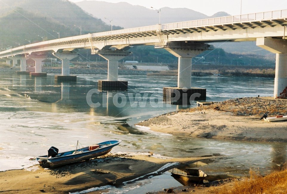 배,필름,강,다리,시골,film,강가,물,water,조각배,산,자연,nature