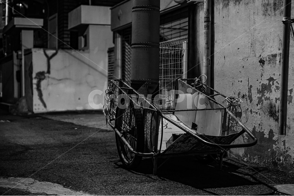 거리,어반,도시,시티,street,urban,city,건물,building,road,town,alleyway,alley,골목,야경,흑백,리어카,골목길,alley,흑백,모노톤,monochrome,black and white