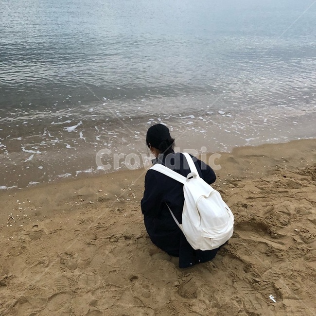 바다,물,여자,사람,뒷모습,모래,해변,앉은모습,여성,여자,woman,female,lady