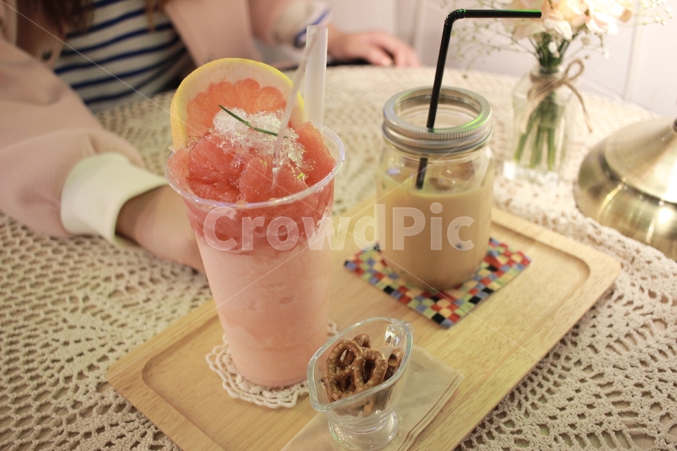 카페,음료,자몽,커피,아이스라떼,프레즐,스무디,자몽스무디