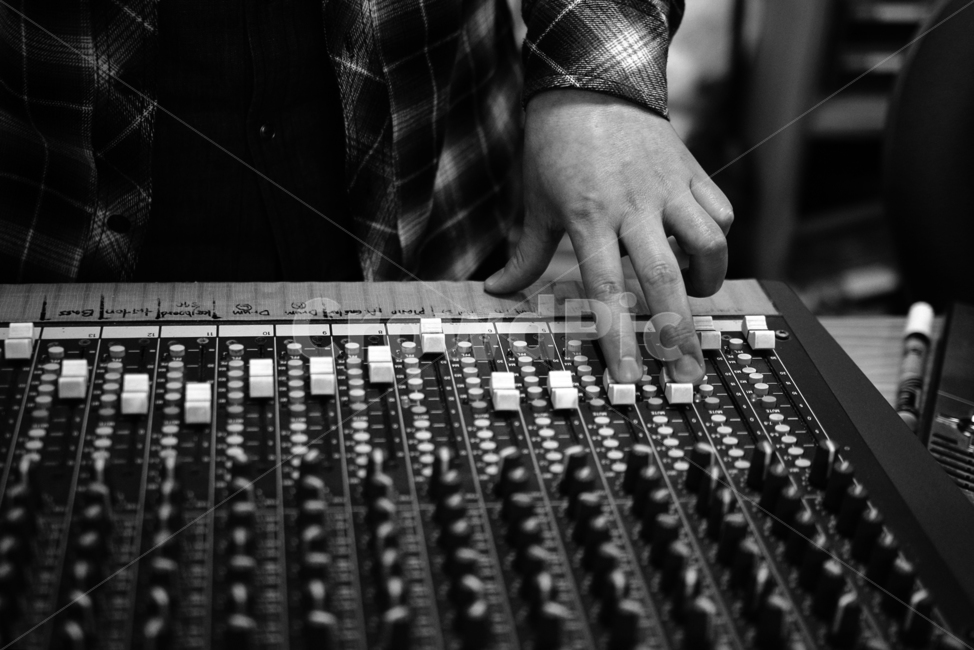 음악,뮤직,콘솔,music,console,mixer,믹서,audio,기계,장비,전자제품,음향기기,음향,오디오,제어,공연음향,흑백,모노톤,monochrome,black and white,악기,음향기기,musical instrument,musical equipment