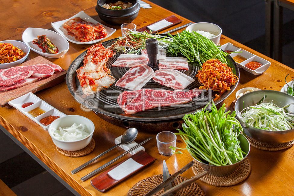 삼겹살,돼지고기,솥뚜껑삼겹살,솥뚜껑삼겹살구이,솥뚜껑,생삼겹살,대패삼겹살,솥뚜껑생삼겹살,솥뚜껑구이,돼지,음식,식사,요리,쟁반,상추,고추,야채,식재료,소스,food,목살,솥뚜껑목살구이,솥뚜껑목살,미나리삼겹살,미나리생삼겹살,미나리,미나리솥뚜껑삼겹살,미나리솥뚜껑생삼겹살,등심,한우고기,한우등심,소고기,소고기등심,콩나물,콩나물무침,김치,김치볶음,가마솥뚜껑,된장찌개,된장찌게,수저받침,접시받침,물수건받침,먹방,고기요리,음식,식재료,요리,food,cook,meal,dishes,food reserves