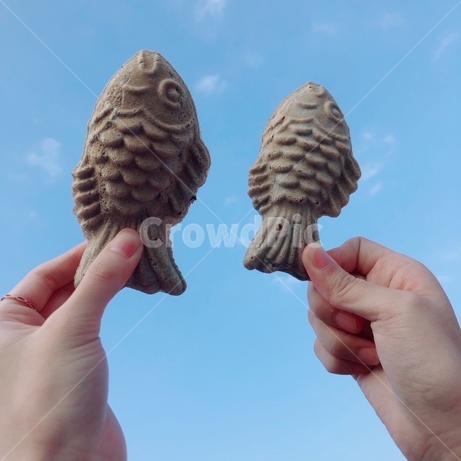 손가락,person,friend,친구,하늘,sky,붕어빵,디저트,간식,후식,dessert,snack