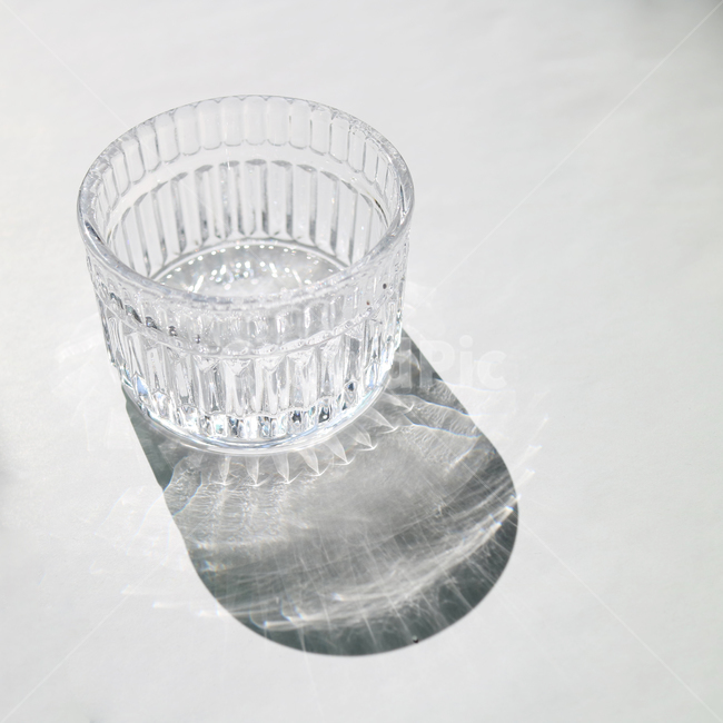유리잔,빛,반사,크리스탈,배경,백그라운드,빈티지,유리,컵,그림자,투명한,소품,인테리어,사물,물건,오브젝트,thing,object,matter
