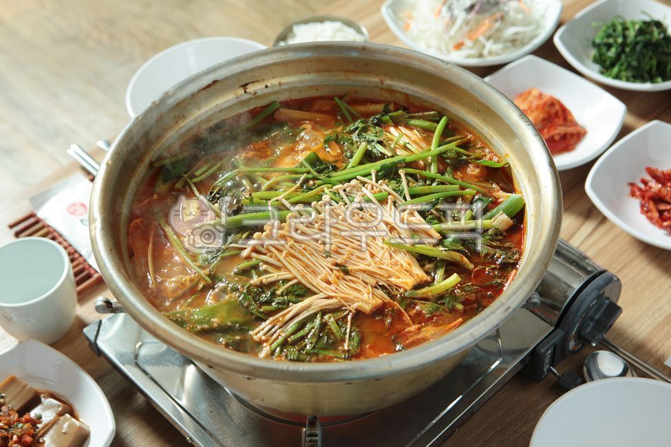 매운탕,민물매운탕,양푼이매운탕,양푼이메기매운탕,잡고기매운탕,쏘가리매운탕,양푼이,양은냄비,버섯,미나리,민물고기,물고기매운탕,접시,음식,food,식사,맛집,영양식,보양식,영양탕,보양음식,보양탕,건강음식,건강식단,건강식,한국전통요리,물고기,초복,중복,말복,복날음식,초복음식,중복음식,말복음식,원기회복,붕어,참붕어,붕어매운탕,참붕어매운탕,메기,쏘가리,잡고기,한국요리,메기매운탕,매운탕육수,육수,전통요리,음식점,식당,야채,채소,양푼이민물매운탕,민물새우,토속음식,국물,얼큰,탕,얼큰탕,대파,파,양념,냄비,양은,음식,식재료,요리,food,cook,meal,dishes,food reserves