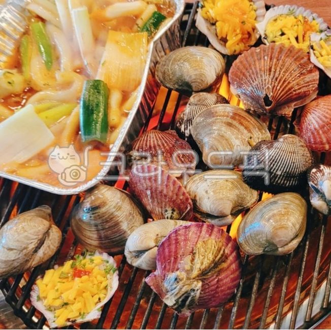 조개구이,구이,조개,가리비,피조개,체다치즈,치즈,무척추동물,떡볶이,음식,요리,식사,식재료,해물,떡볶이떡,떡,밀떡,쌀떡,긴떡,해산물,invertebrate,seashell,food,dish,cook,meal,seafood