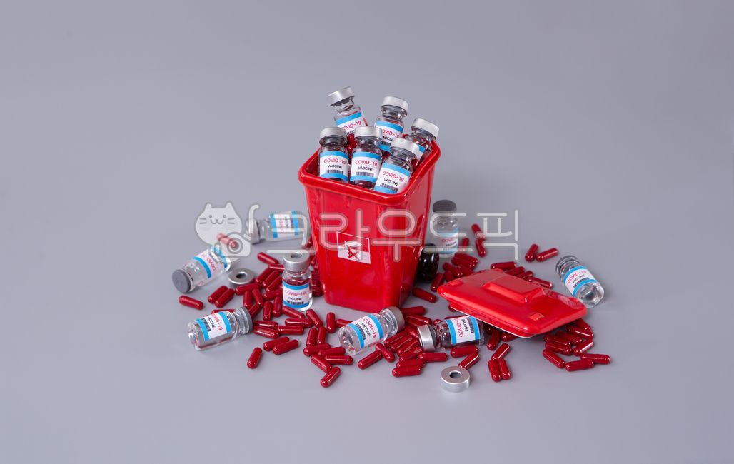 코로나,백신,폐기,쓰레기통,치료제,corona,covid,covid19,버림,코로나종식,쓰레기,회색배경,빨강,블루,화이트,알약,캡슐,버려짐,코로나아웃,코로나19제로,코로나제로,재활용