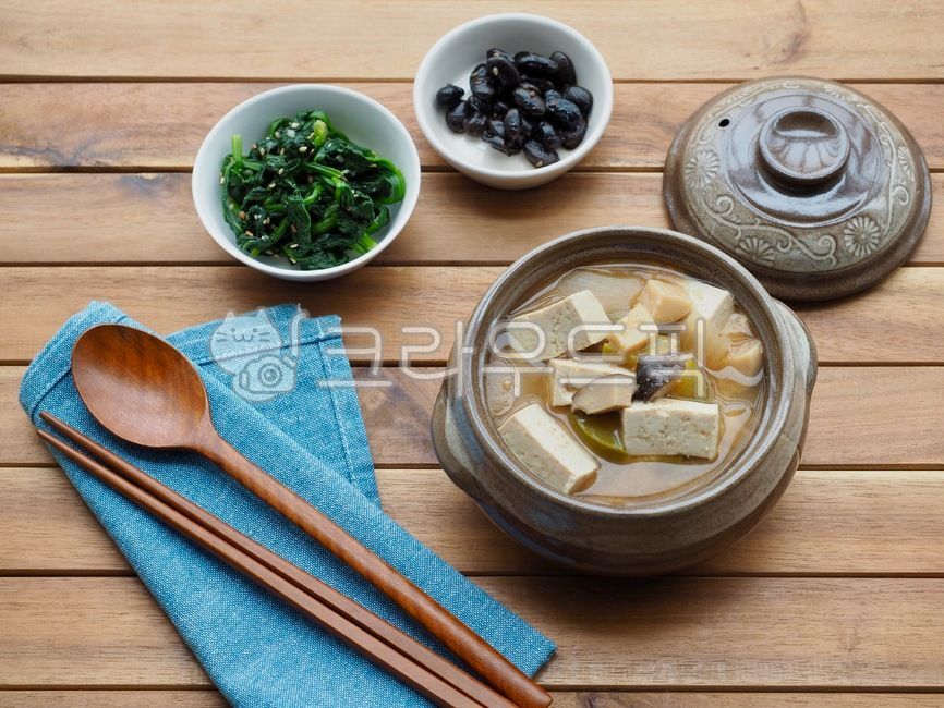 된장국,된장찌개,숟가락,젓가락,반찬,배경,음식,요리,한국음식,아시아음식,전통음식,두부,뚝빼기,한국문화,웰빙,웰빙음식,misosoup,soybeanpastestew,spoon,chopsticks,sidedish,background,food,cooking,koreanfood,asianfood,traditionalfood,tofu,photography,koreanculture,wellbeing,wellnessfood,음식,식재료,요리,food,cook,meal,dishes,food reserves