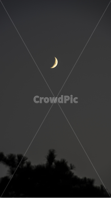 sky,darkness,nature,outdoors,moon,landscape,하늘,초승달,석양,풍경,도시풍경,자연,옥외