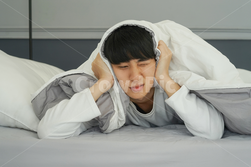 남성,남자,침대,침실,방,실내,이불,괴로움,기상,아침,사람,인물,인간,human,person,남성,남자,man,male