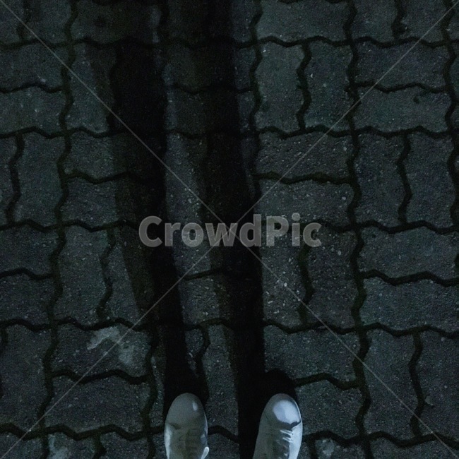 clothing,그림자,dark,어둠,신발,shadow,땅,땅바닥,검은색