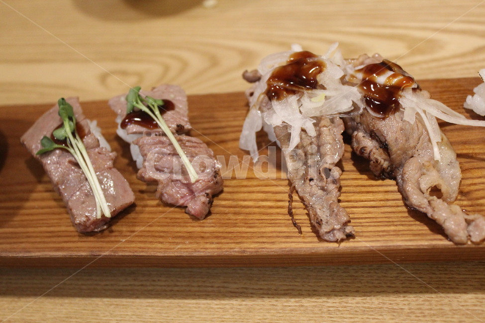 lunch,beef sushi,steak,Japanese food,beef food,brisket,beef dish,beef,Korean beef sushi,Beef sushi,premium,Korean food,sushi,grilled food,cooking,grilled beef,Korea,company dinner,Korean beef,rice,dinner,delicious,Korean beef dish,meal,fresh