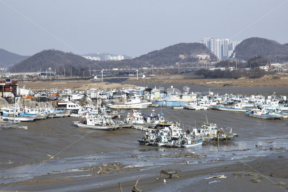 water,watercraft,선박,바다,갯벌,썰물,물,무동력,동력,부두,정박,배,어선,교통,밧줄,모터,엔진,조정석,조종석,방파제,산업,배경,소래포구,산