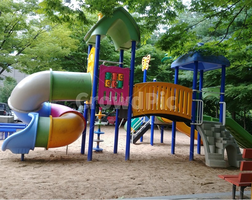 아파트단지,놀이터,어린이놀이터,공터,모래,의자,알록달록,미끄럼틀,나무