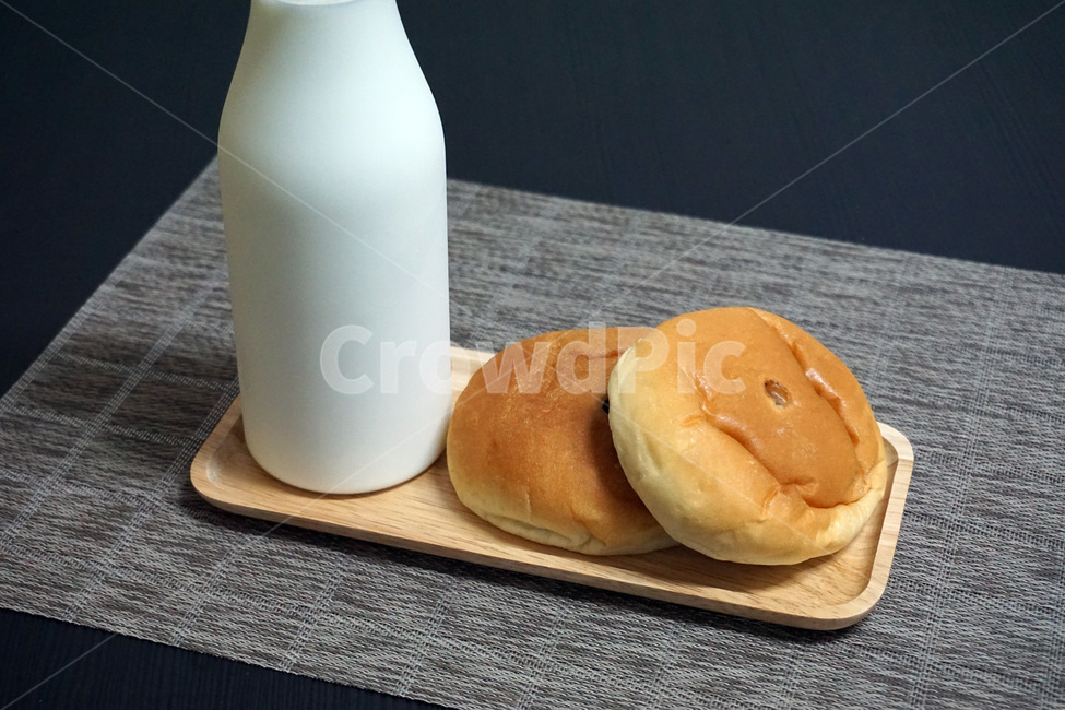 빵,우유,아침,단팥빵,디저트,베이커리,간식,식탁,간편한,간단한,소박한,나무접시,음식,식재료,요리,food,cook,meal,dishes,food reserves,빵,bread,아침식사,조식,브런치,breakfast,brunch