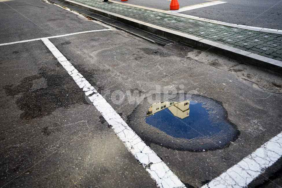 길,물,웅덩이,주차장,거리,길거리,길가,라인,교통,교통수단,traffic,transportation,asphalt,아스팔트