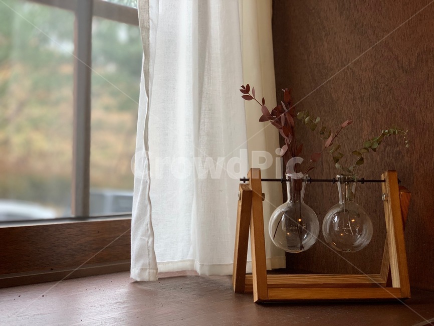 homedecor,가정장식,카페,감성,필터,인테리어소품,유리화분,인스타감성,커튼,창가,props,interior,분위기,브라운,갈색,brown,화분