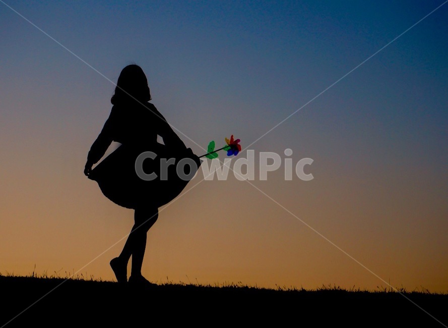 노을,석양,황혼,저녁,해질녘,언덕,그림자,실루엣,꽃,코스모스,공주,백설공주,여자,여인,숙녀,소녀,아가씨,치마,sunset,twillight,evening,dusk,hill,shadow,silhouette,flower,cosmos,princess,snowwhite,women,lady,girl,miss,skirt,사람,인간,human,사람,인물,인간,human,person,여성,여자,woman,female,lady,인물실루엣,사람실루엣,character silhouette,human silhouette