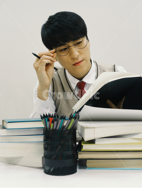 공부,수능,수능시험,고등학교,고등학생,고3,남고생,남자학생,학생,남학생,교복,학업,수업,진로,고민,시험공부,사람,인물,인간,human,person,남성,남자,man,male,교육,학교,공부,education,learning,study,school
