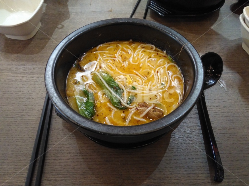 미시엔,미씨엔,중국음식,쌀국수,중국식,중국,요리,음식,탕,운남,전통음식,고명,채소,고기,야채,닭육수,뚝배기