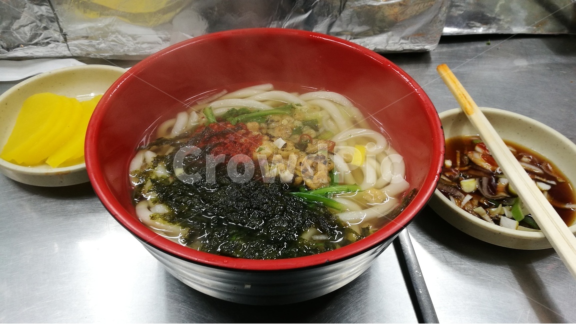 우동,국물,김가루우동,밀가루,단무지,가락국수,파,튀김,튀김우동,국수,음식,분식,저녁,식사,외식,군것질,음식,식재료,요리,food,cook,meal,dishes,food reserves,면류,면요리,noodles,일식,일본음식,일본요리,Japanese food,Japanese dishes,Japanese meal,Japanese cook