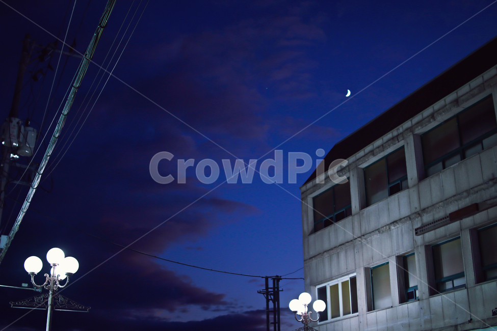 밤하늘,골든아워,파란하늘,저녁하늘,초승달,가로등,전신주,건물,해질녘,구름,전기줄,창문,light,sky,window,building,blue,저녁,하늘,밤,야경,밤,풍경,nightscape,night,landscape