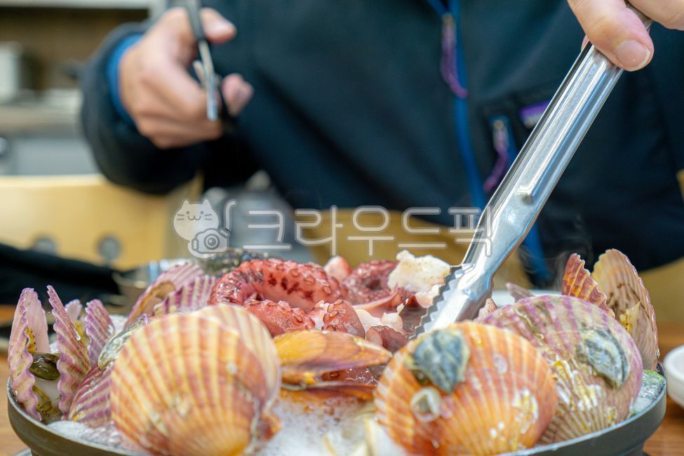 가리비,문어다리,전골,해물전골,해산물,해물칼국수,국물요리,전골요리,집게,가위,손,한식
