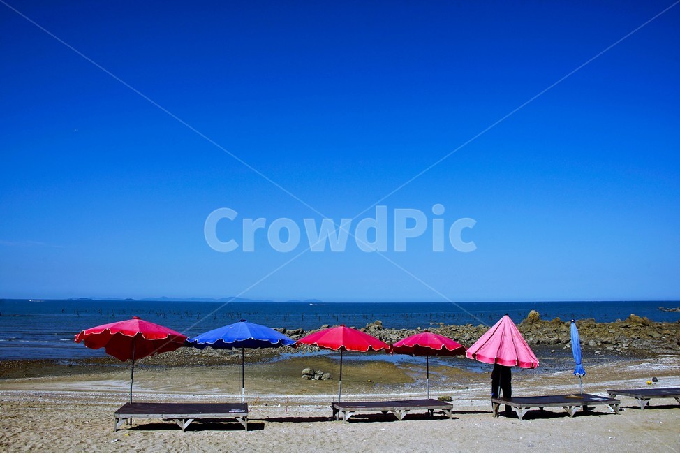 바다,파라솔,수평선,평상,사람,자연,풍경,nature,landscape,해변,바다,beach,sea,canopy,천개,umbrella,우산,building,건물,rural,농촌,outdoors,옥외