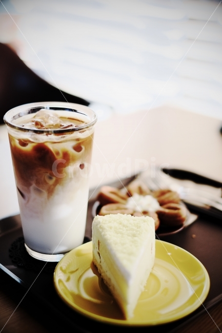 커피,카페라떼,조각케잌,까페,밀크,latte,cake,치즈,케잌,분위기,음식,식재료,요리,food,cook,meal,dishes,food reserves,빵,bread,아침식사,조식,브런치,breakfast,brunch,디저트,간식,후식,dessert,snack,커피,카페,coffee,cafe,감성,sensible,feeling