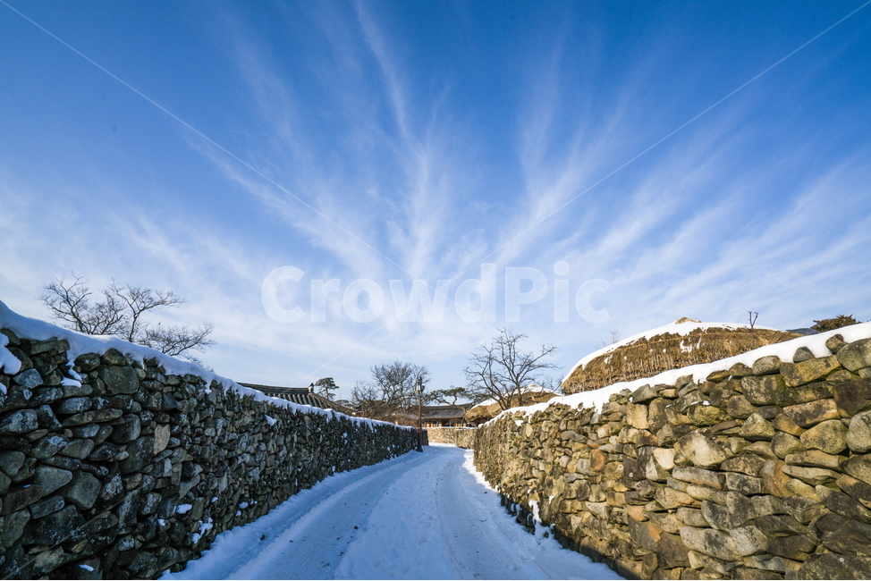 돌담길,겨울풍경,눈길,겨울하늘,풍경,겨울,계절,winter,season,시골,마을,풍경,landscape,country,rural,town,골목길,alley,한국전통,한국문화,korean traditional,korean culture,road,도로