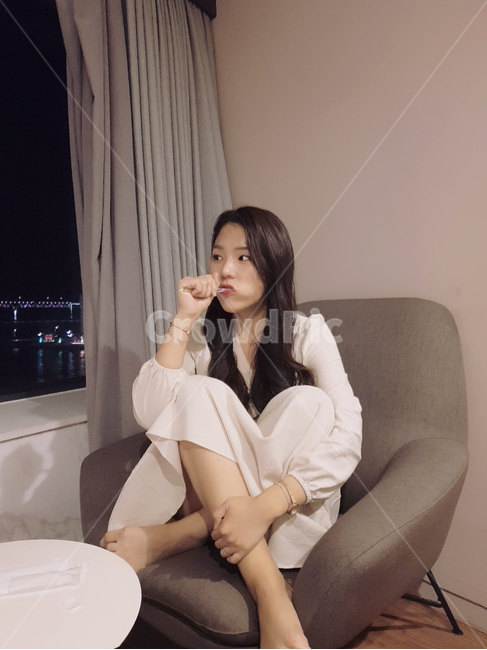 human,인간,person,사람,양치하는여자,양치,양치하는사람,여자앞모습,여자,여성,여자,woman,female,lady