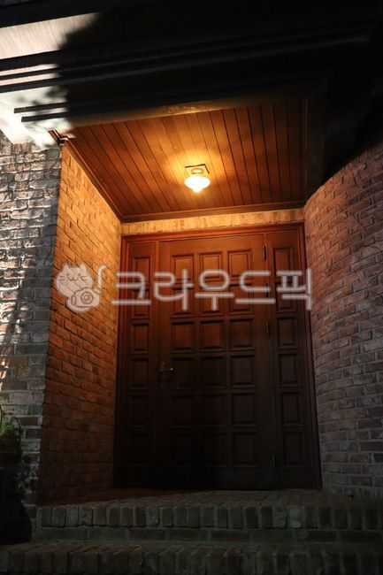 대저택,벽돌,대문,저택,현관,조명,외벽등,천장등,원목인테리어,레트로,빈티지