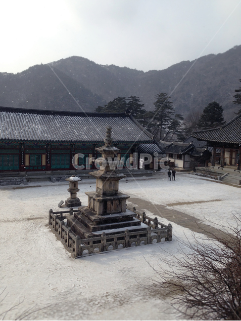 겨울,풍경,한국사찰,눈,탑,합천해인사,한국전통,한국문화,korean traditional,korean culture,종교,신앙,religion,belief,faith,건축물,건물외관,exterior,building,structure,architecture,construction