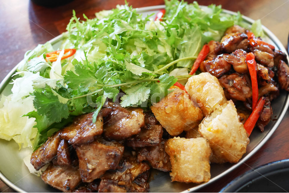 아시안푸드,튀김,샐러드,고수,돼지갈비,고기,양념갈비,닭고기,맛집,음식,식사,저녁식사,이색메뉴,음식,식재료,요리,food,cook,meal,dishes,food reserves,육류,고기,meat