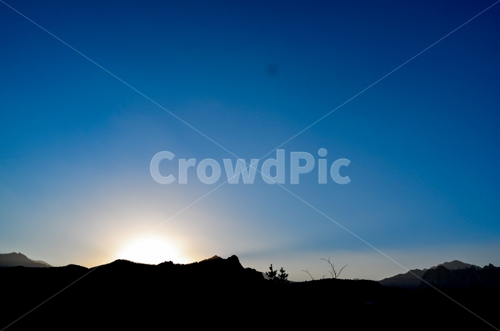 산,석양,일몰,하늘,노을,태양,햇살,빛,역광,자연,풍경,nature,landscape,실루엣,그림자,silhouette,shadow,light,flare,플레어,outdoors,옥외