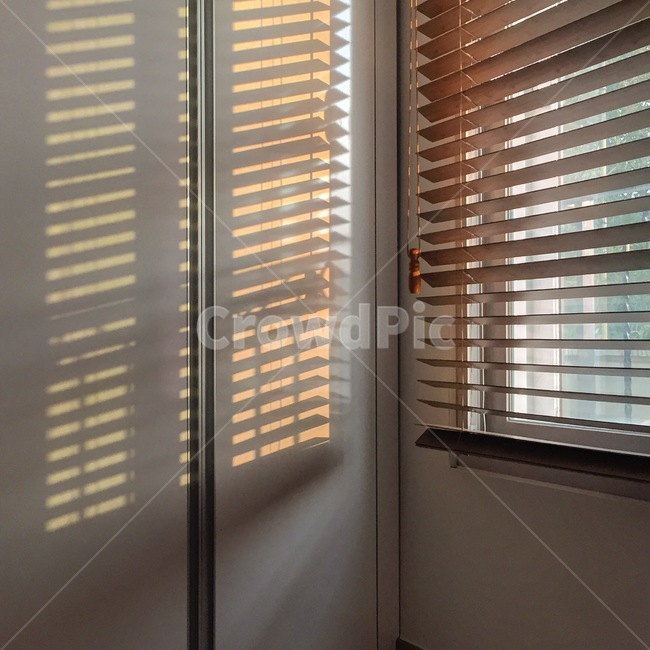 햇살,커튼,방,인테리어,블라인드,homedecor,가정장식,windowshade,창그늘,window,창문,curtain