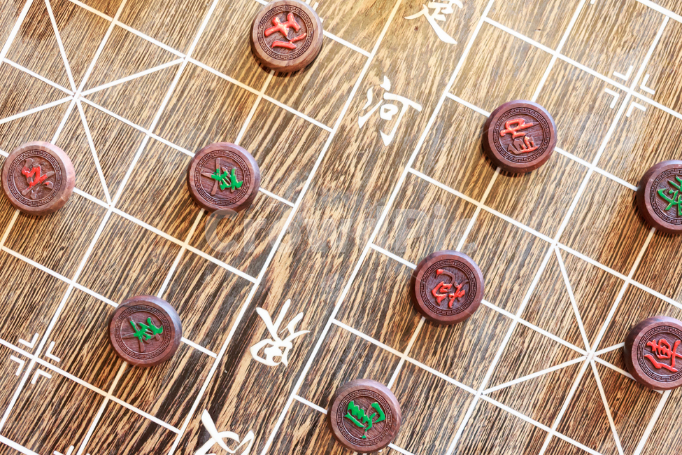 장기,체스,차이니즈체스,장기알,장기판,목재,나무,질감,중국,동양,아시아,조각,탁자,테이블,놀이,오락,게임,전통놀이,전통,문화,민속,승부,전략,나무토막,한자,글씨,한문,진법,나무판,전쟁,직사강형,전술,두뇌싸움,문자