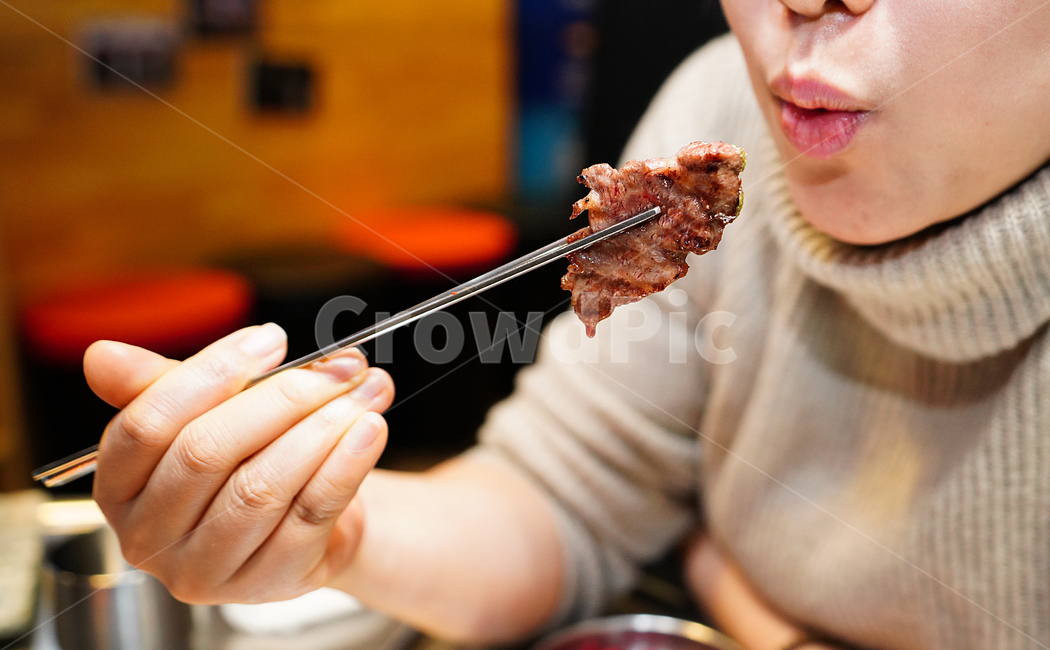 고기,육류,안주,먹거리,안줏거리,육식,한우,구이,한식,먹방,푸드,음식,소,식사,사람,인물,인간,human,person,신체일부,몸,body,음식,식재료,요리,food,cook,meal,dishes,food reserves,육류,고기,meat