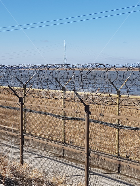 철조망,보안,감시,단절,김포조류생태공원,경계,기다림,하늘,길,한강,Hangang,wireentanglements,severance,divided,자연,풍경,nature,landscape,한국자연풍경,한국자연경관,korea nature landscape,gate,문,wire,철사