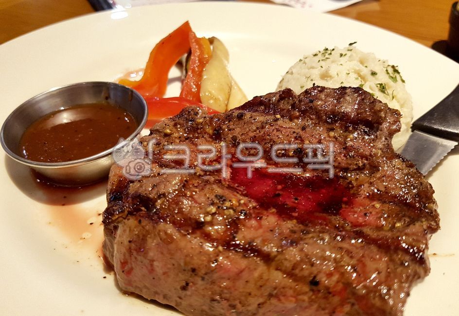 스테이크,핏기,고기,소고기,소고기스테이크,레스토랑,레스토랑음식,음식,steak,food,소스,요리