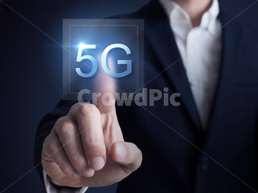 5g,무선,통신,모바일,인터넷,네트워크,기술,스마트폰,휴대폰,사람,터치,스크린,연결,장비,데이터,데이타,정보통신기술,전자기기,전자제품,it,information,technology,electronic equipment,비즈니스,사업,business,service,work