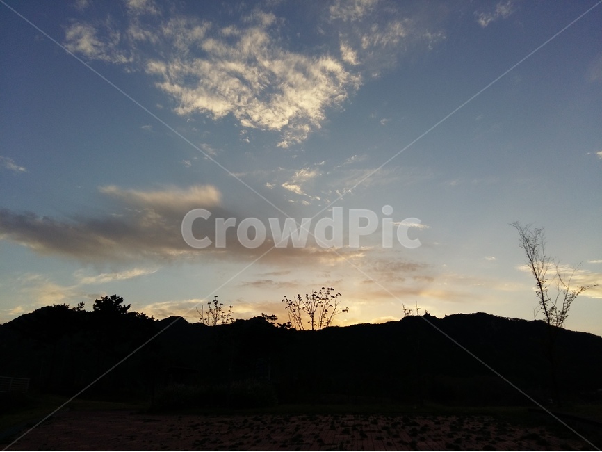 구름,낮,파랑하늘,봄,햇빛,자연,풍경,nature,landscape,실루엣,그림자,silhouette,shadow,outdoors,옥외,sky,하늘,dawn,새벽,red sky,붉은 하늘,dusk,황혼,sunset,일몰