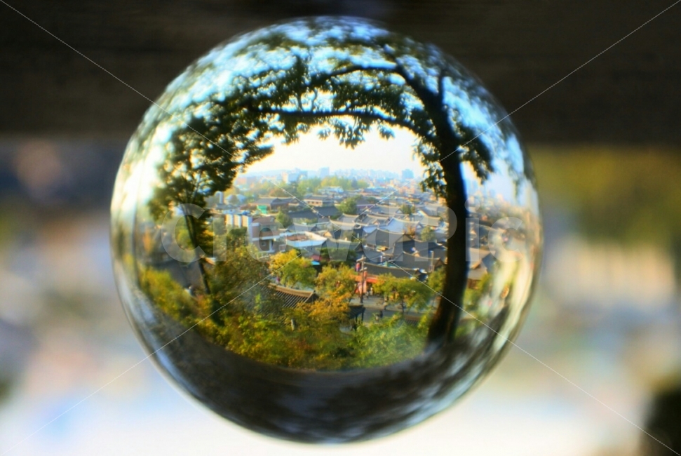 세상을거꾸로,유리구슬,전주,한옥마을,나무,도시,풍경,city,landscape,한국전통,한국문화,korean traditional,korean culture,사물,물건,오브젝트,thing,object,matter,연출,컨셉,콘셉,direction,concept,sphere,구체