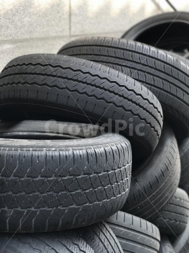 타이어,자동차타이어,자동차,공업,정비소,자동차정비소,산업,industry,industrial,교통,교통수단,traffic,transportation,사물,물건,오브젝트,thing,object,matter,tire