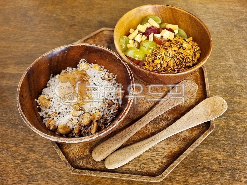 food,음식,그릭요거트,요거트,다이어트음식,식재료,꿀,청포도,그래놀라,나무그릇,나무숟가락,음식플레이팅,푸드플레이팅