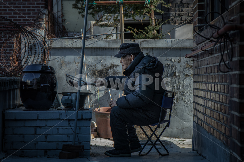 clothing,인간,human,사람,person,효도,사랑,부모사랑,부모,할아버지,노인,옆모습,노인옆모습,겨울,군밤,고향,시골,추억,old,oldman,겨울,계절,winter,season,사람,인물,인간,human,person,노인,어르신,old man, senior citizen,고독함,외로움,쓸쓸함,우울함,슬픔,lonely,solitary